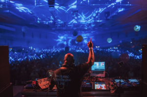 Carl Cox iluminará Lima con un Sunset Open Air histórico